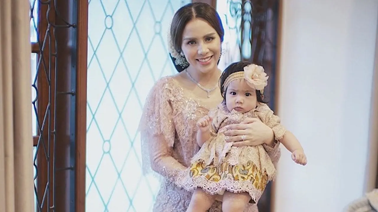 6 Potret Momo Geisha saat Pakai Kebaya, Anggun dan Menawan