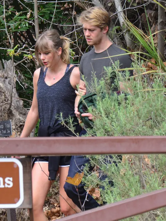 Meski jarang sekali terlihat, para paparazzi pun berhasil mengambil foto TayTay dan Joe saat berada di Malibu untuk naik gunung. (Splash News - Cosmopolitan)