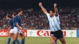 Penyerang Argentina, Diego Maradona, merayakan gol yang dicetak oleh Claudio Caniggia ke gawang Italia pada laga semifinal Piala Dunia di Naples, Italia (3/7/1990). (AFP/Daniel Garcia)
