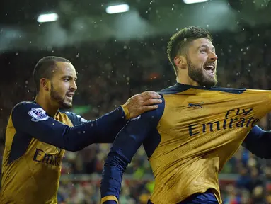 Penyerang Arsenal, Olivier Giroud (kanan) merayakan gol bersama rekannya Theo Walcot saat melawan Liverpool pada lanjutan Liga Premier Inggris di Stadion Anfield, Liverpool, Kamis (13/1/2016) dini hari.  (EPA/Peter Powell)