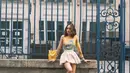 Sebagai paduan, Cinta Laura bergaya parisian dengan boot heels dan hand bag kuning [@claurakiehl]