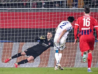 Kevin Diks menjadi aktor utama di balik kemenangan dramatis FC Copenhagen. Ia memberikan kontribusi vital dengan mencetak gol dan assist yang menentukan jalannya pertandingan. Umpan-umpan akuratnya dan ketenangannya dalam mengeksekusi penalti menjadi kunci keberhasilan timnya. (Harry Langer/dpa via AP)