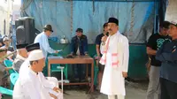 Manajer Persib, Umuh Muchtar, saat merayakan Iduladha 1440 H. (Bola.com/Erwin Snaz)
