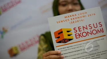 Seorang peserta memperlihatkan logo sensus ekonomi 2016 saat peluncuran di Kantor BPS Jakarta, Jumat (8/5/2015). Badan Pusat Statistik (BPS ) meluncurkan logo baru sensus Ekonomi 2016 (SE2016). (Liputan6.com/Faizal Fanani)