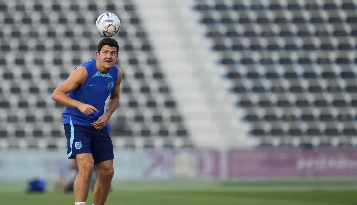 Bek Inggris Harry Maguire menyundul bola selama sesi latihan resmi jelang kontra Prancis pada perempat final Piala Dunia 2022, di Stadion Al Wakrah SC, selatan Doha, Jumat (9/12/2022). Inggris dan Prancis sudah pernah dua kali bertarung di pentas Piala Dunia, yakni pada edisi 1966 dan 1982. (AP Photo/Abbie Parr)
