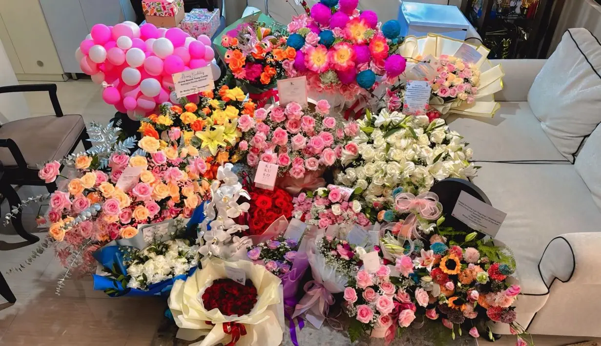 Ayu berterima kasih atas kado yang diberikan dari orang-orang yang mencintainya. "Alhamdulillah sgt bersyukur dan terima kasih byk semua keluarga, tmn2, aytinglicious maupun diluar aytinglicious utk semua doa," kata dia. (Foto: Instagram/ ayutingting92)