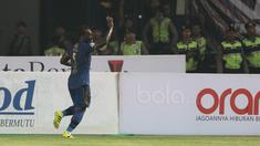 Michael Essien merayakan golnya ke gawang Persipura Jayapura pada lanjutan Liga 1 2017 di Stadion GBLA, Bandung, Minggu (7/5/2017). Persib menang 1-0. (Bola.com/Nicklas Hanoatubun)