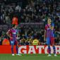 Reaksi para pemain Barcelona setelah Cadiz mencetak gol pada pertandingan Liga Spanyol di Stadion Camp Nou, Selasa (19/4/2022) dini hari WIB. (AP Photo/Joan Monfort)