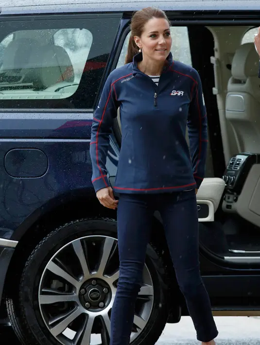 Kate Middleton tampil sporty mengenakan jaket dan celana jeans saat tiba di markas Emirates Tim Selandia Baru di kejuaraan balap perahu layar Amerika Cup World Series, di Royal Naval Dockyard, Inggris, Minggu (26/7/2015). (REUTERS/Luke MacGregor)