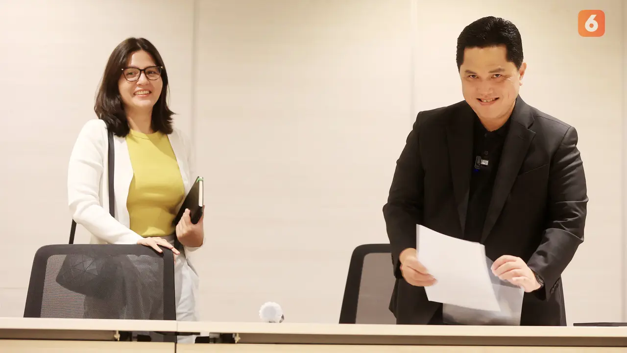 Foto: Pesona Ratu Tisha saat Mendampingi Erick Thohir Jumpa Pers