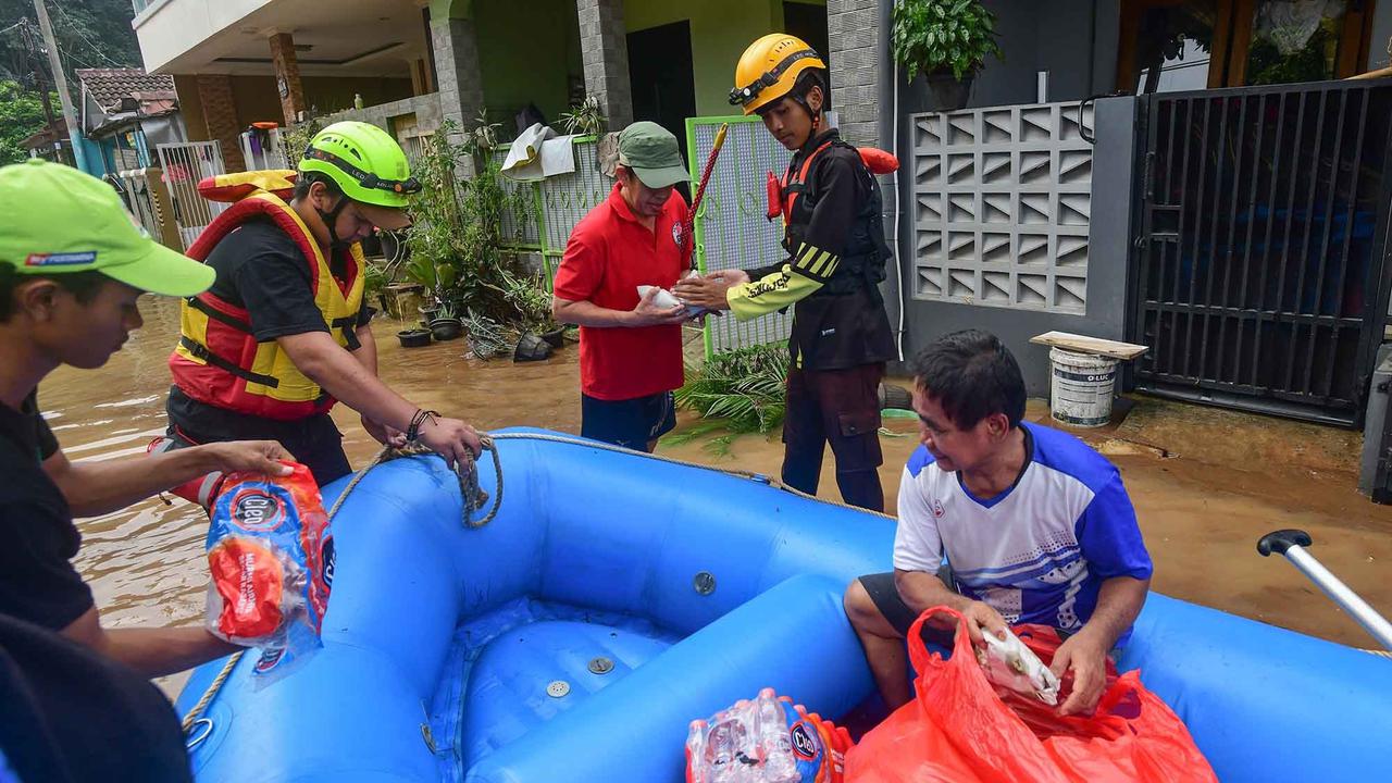 FOTO: Tanggul Jebol, 2.000 Warga Villa Pamulang Terdampak Banjir