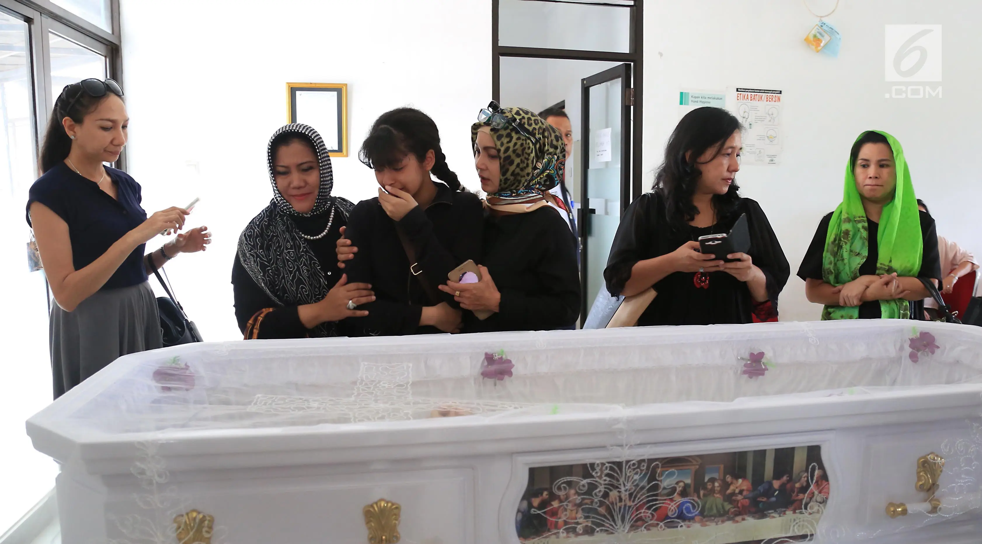 Putri sulung Yana Zein, Aurelia Callista Carilla berada di dekat jenazah Yana Zein di rumah duka Fatmawati, Jakarta, Kamis (1/6). Yana Zein meninggal pada usai 44 tahun, seusai berjuang melawan kanker payudara stadium IV. (Liputan6.com/Herman Zakharia)