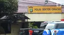 Suasana pascapenyerangan di Polsek Ciracas, Jakarta, Sabtu (29/8/2020). Polsek Ciracas  diserang oleh sejumlah orang tak dikenal pada Sabtu (29/8) dini hari. (merdeka.com/Imam Buhori)