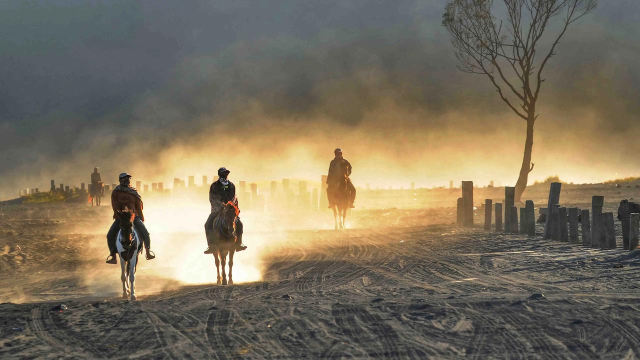 FOTO: Kilau Emas Matahari Pagi di Bromo yang Tak Pernah Kehilangan Pesona