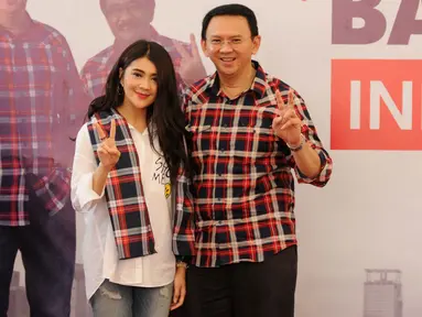 Penyanyi Indah Dewi Pertiwi berfoto bersama Calon gubernur DKI, Basuki Tjahaja Purnama (Ahok) di Rumah Lembang, Jakarta, Jumat (9/12). Penyanyi yang kerap disapa IDP itu memberikan dukungan kepada Ahok untuk memimpin Jakarta. (Liputan6.com/Gempur M Surya)