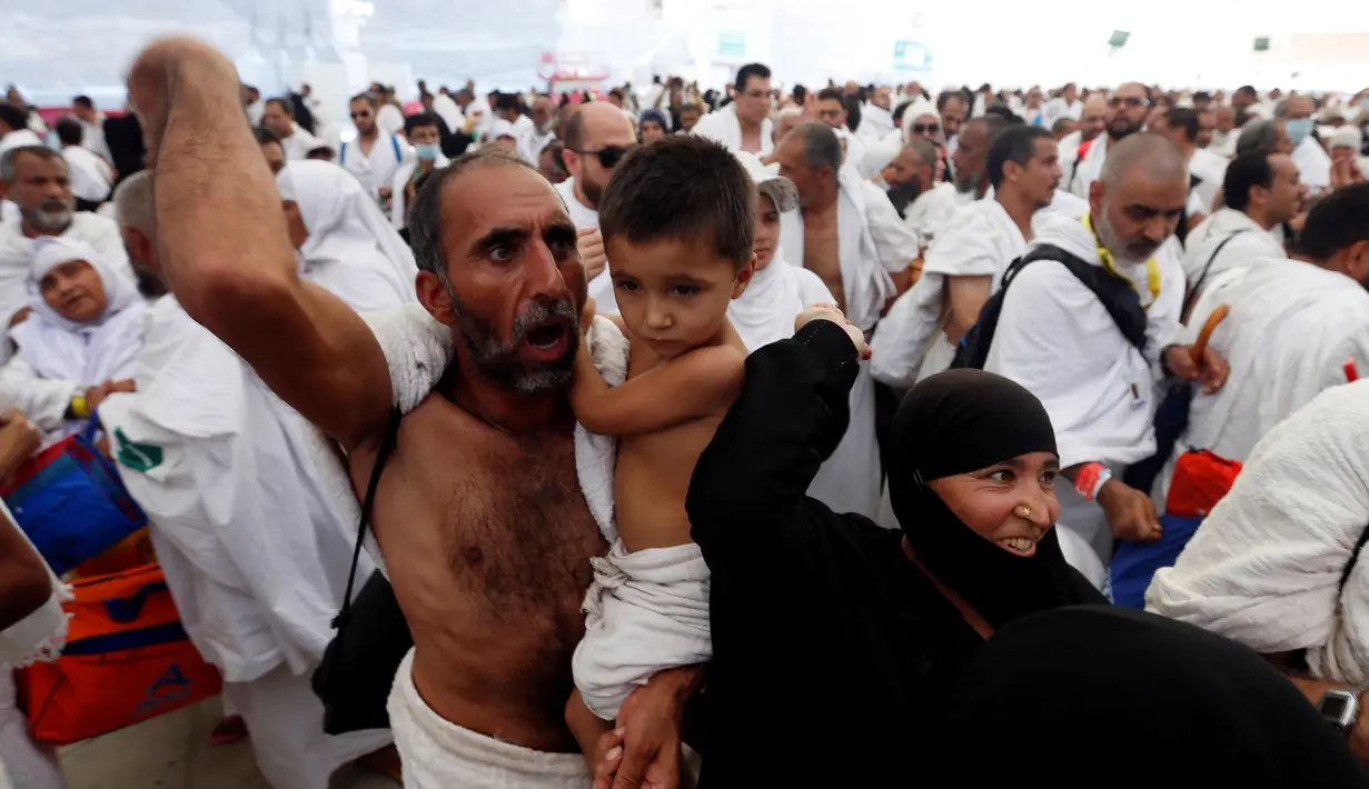 Jemaah haji melempar jumrah saat ibadah haji di Mina, Arab Saudi (12/09). Ritual yang akan berlangsung hingga hari tasyrik tanggal 11, 12, dan 13 Dzulhijjah sebagai simbol iblis menjadi musuh manusia. (REUTERS/Ahmed Jadallah)