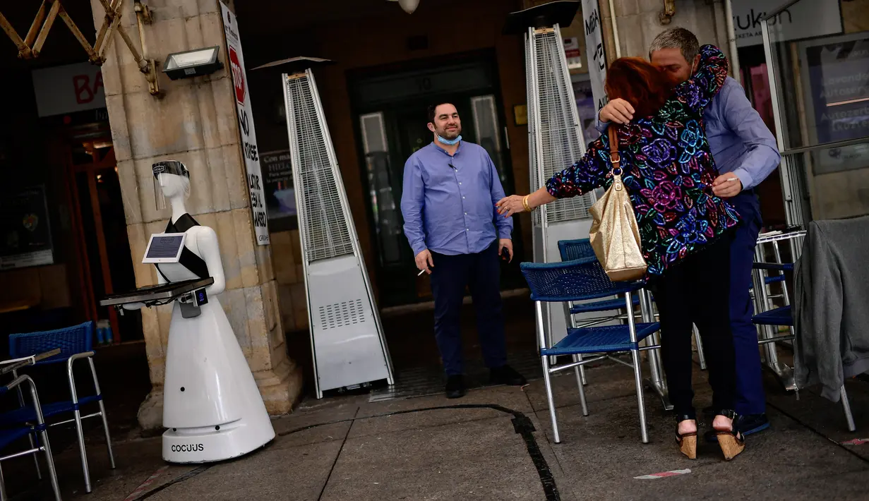 Sebuah robot yang dikenal sebagai "Alexia" menunggu untuk melayani pelanggan sebuah bar di alun-alun Plaza del Castillo, di Pamplona, Spanyol pada 5 Juni 2020. Robot tersebut digunakan untuk mengurangi penyebaran virus corona Covid-19. (AP Photo/Alvaro Barrientos)