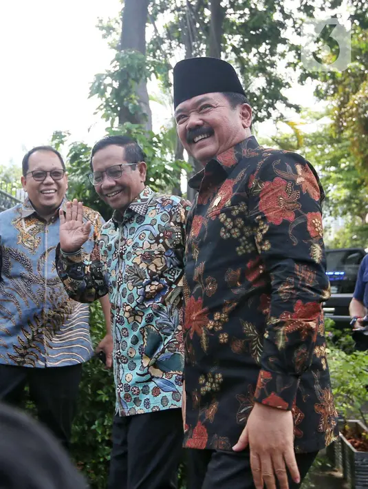 Kehangatan suasana pertemuan bisa terlihat senyum yang dipancarkan Mahfud Md dan Hadi Tjahjanto. (Liputan6.com/Angga Yuniar)