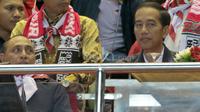 Jokowi  terlihat santai menyaksikan laga semifinal AFF Cup 2016 di Stadion Pakansari, Bogor, (03/12/2016). (Bola.com/Nicklas Hanoatubun)