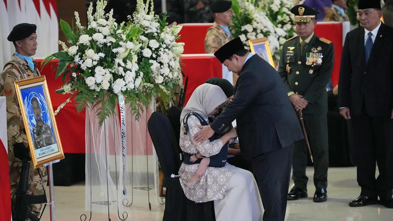 FOTO: Isak Haru Iringi Kepulangan Tiga Prajurit yang Gugur di Lebanon