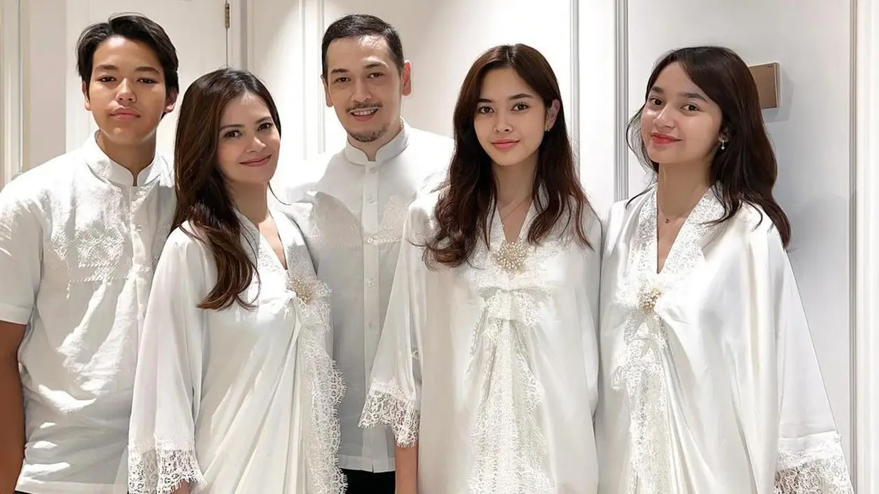 Gaya Lebaran keluarga alumni Gadis Sampul 90an