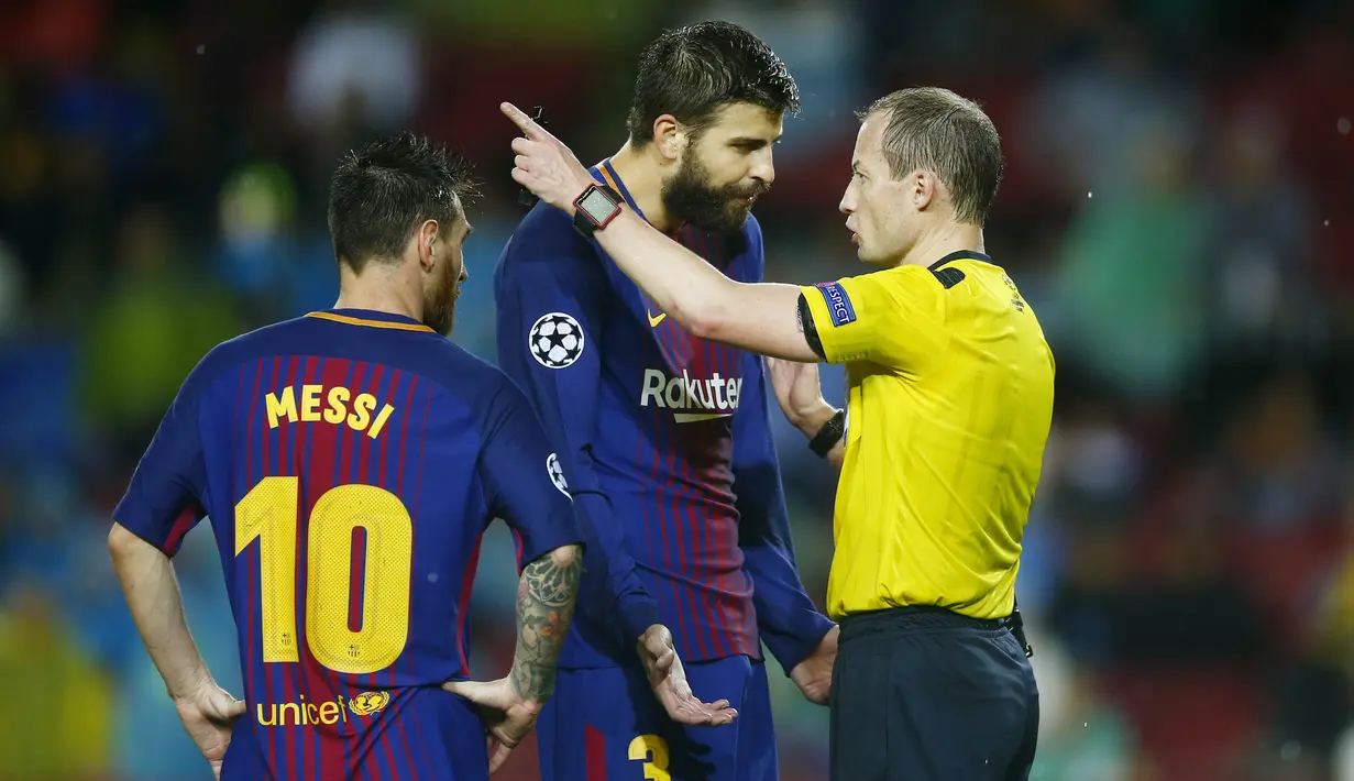 Bek Barcelona, Gerard Pique, melakukan protes setelah mendapatkan kartu merah saat pertandingan melawan Olympiakos pada laga Liga Champions di Stadion Camp Nou, Kamis (19/10/2017). Barcelona menang 3-1 atas Olympiakos. (AP/Manu Fernandez)
