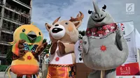 Maskot Asian Games 2018 menyapa warga di Car Free Day, Jakarta, Minggu (25/3). Acara ini merupakan rangkaian dari sosialisasi ketiga maskot lucu tersebut sekaligus mengingatkan perhelatan Asian Games 2018. (Merdeka.com/Iqbal S. Nugroho)