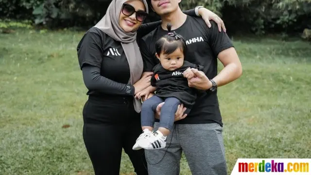 Atta Halilintar mengajari putrinya berjalan