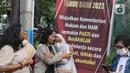 Keluarga dan Kerabat Bharada Richard Eliezer Pudihang Lumiu berada di depan Lembaga Pemasyarakatan (Lapas) Kelas II A Salemba, Jakarta, Senin (27/2/2023). Pemindahan Bharada Eliezer dalam rangka menjalani eksekusi atas putusan Majelis Hakim Pengadilan Negeri Jakarta Selatan dengan pidana penjara selama satu tahun enam bulan. (Liputan6.com/Herman Zakharia)