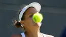 Petenis Slovakia, Jana Cepelova, saat bertanding melawan Simona Halep dalam turnamen tenis Wimbledon di London, Inggris. (30/6/2015). (AP Photo/Kirsty Wigglesworth)