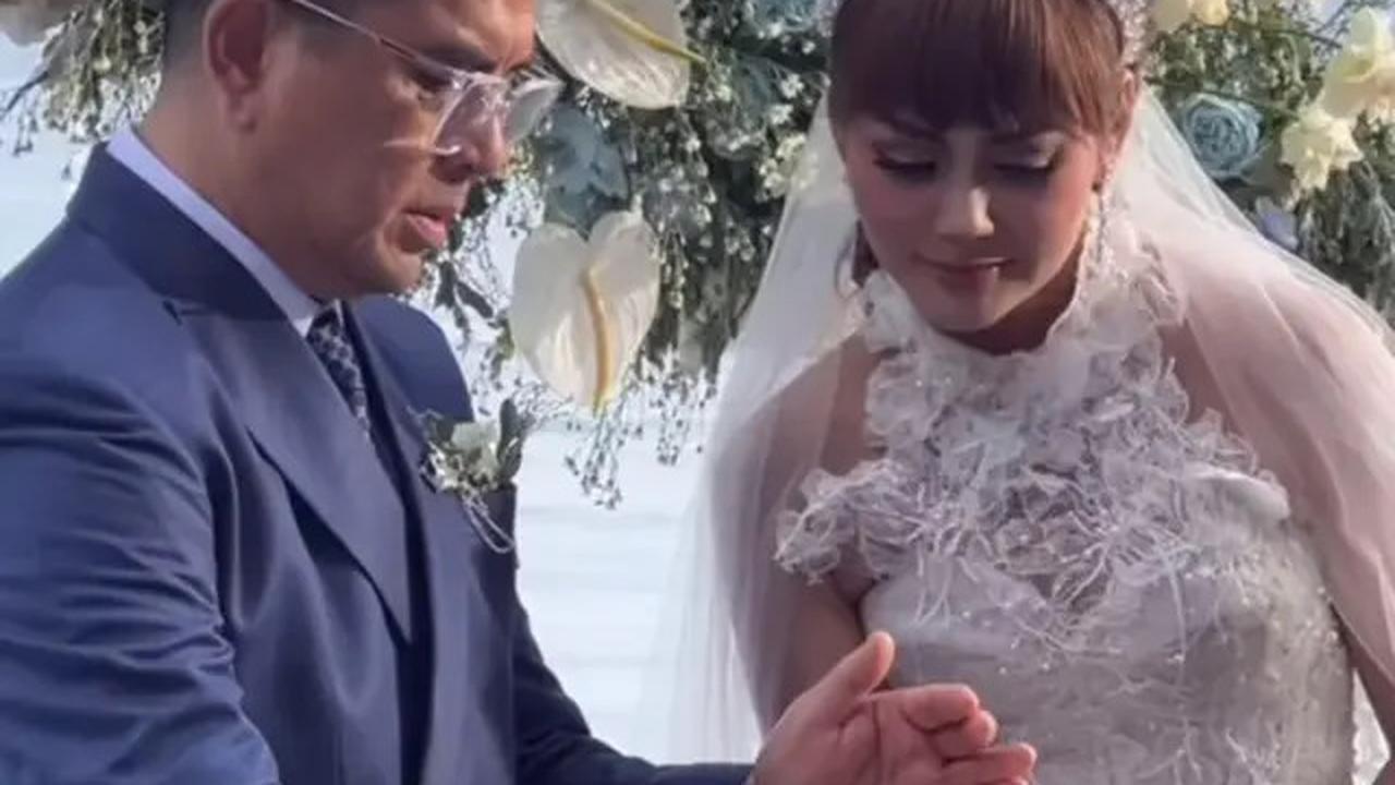8 Potret Pernikahan Kedua Anita Hara Pemeran 'Arisan Brondong' di Bali, Nikahi Bos