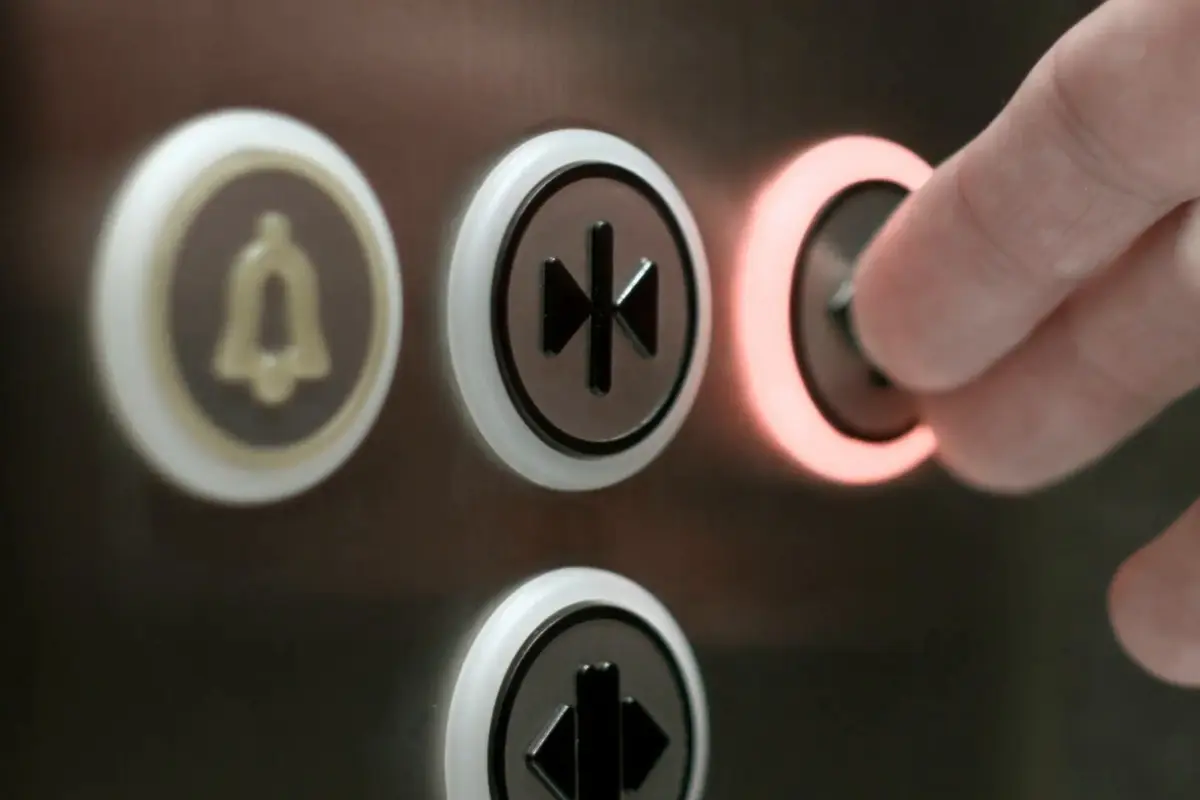 Ini Alasan Kenapa Kamu Perlu Berhenti Menekan Tombol Tutup Pintu Pada Lift