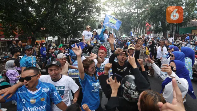 Foto: Sambut Kedatangan Skuad Persib usai Juara Championship Series BRI Liga 1 2023/2024, Bobotoh Lakukan Pawai di Kota Bandung