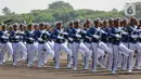 Acara ulang tahun TNI AU yang dimulai pukul 08.00 pagi dimeriahkan dengan parade pasukan Defile Drumband Taruna AAU hingga demo udara. (Liputan6.com/Faizal Fanani)