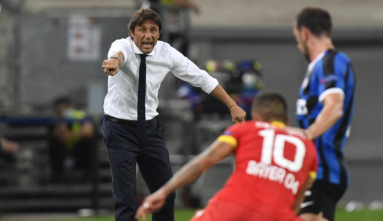 Pelatih Inter Milan, Antonio Conte, memberikan arahan kepada pemainnya saat menghadapi Bayer Leverkusen pada perempat final Liga Europa di Duesseldorf Arena, Jerman, Selasa (11/8/2020) dini hari WIB. Inter Milan menang 2-1 atas Bayer Leverkusen dalam pertandingan tersebut. (AFP/Martin Meissner/pool)