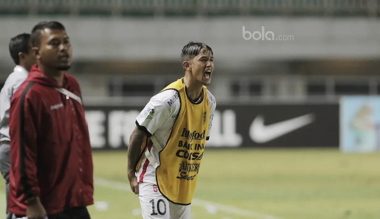 Striker Bali United, Irfan Bachdim berteriak memberikan semangat kepada rekannya saat pertandingan melawan PS TNI pada laga lanjutan Liga 1 di Stadion Pakansari, Bogor, Senin (10/7/2017). (Bola.com/M Iqbal Ichsan)