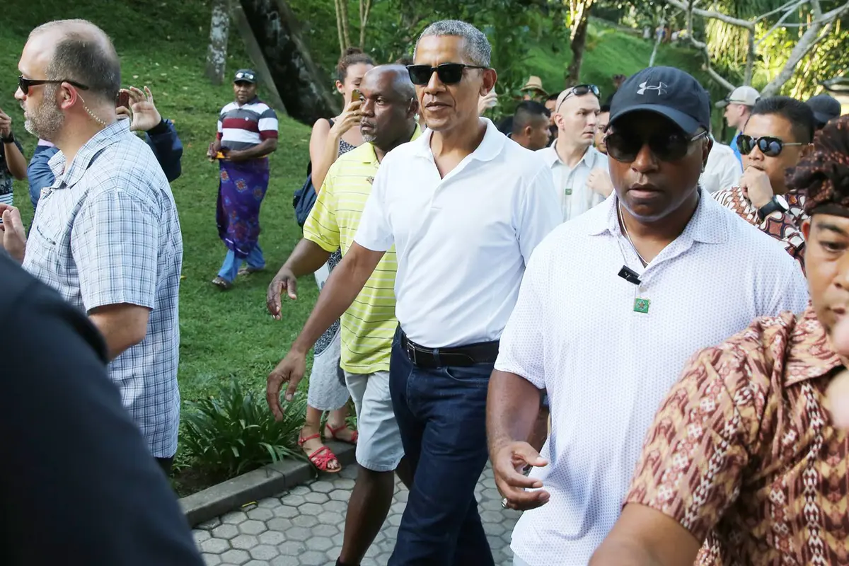 Gaya Obama saat Kunjungi Pura Tirta Empul