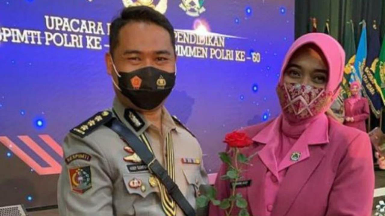 Asep Guntur memiliki seorang istri yang juga anggota Polri. Adalah AKBP Sumarni yang pernah menjabat sebagai Kapolres Sukabumi Kota. Tak hanya itu, AKBP Sumarni juga pernah bertugas di KPK.