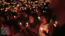 Sejumlah umat Kristiani sampak khusyuk saat perayaan Natal Gereja Tiberias di GBK, Jakarat, (5/12).Ribuan Umat menyalakan lililn bersama sambil berdoa. (Liputan6.com/Angga Yuniar)