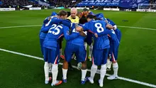 Rutinitas Chelsea sebelum kick-off. (AFP / Jon Super)