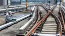 LRT Jakarta menggunakan sistem ballastless track atau slab track yaitu track tanpa batuan kerikil. (Liputan6.com/Angga Yuniar)