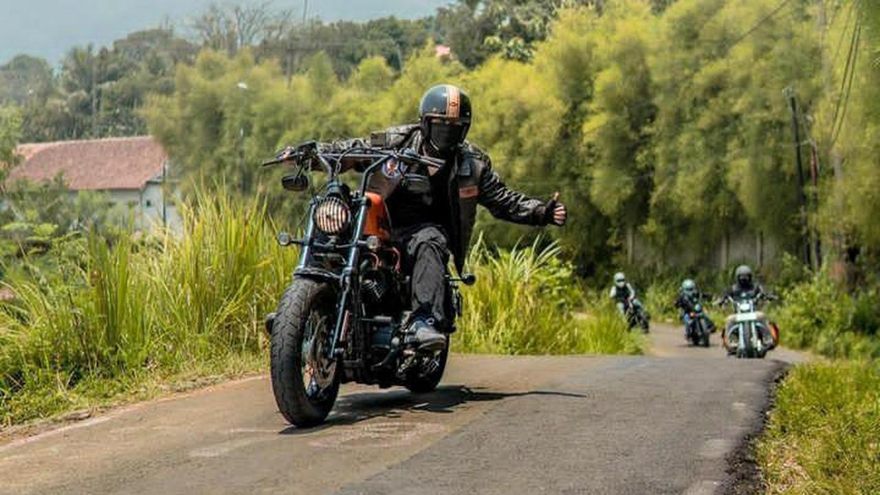 Pose Di Atas Motor