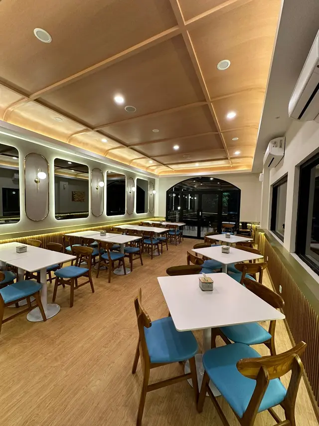 Marvel sukses membangun Konsep Deaf Cafe yang estetik tetapi juga dirancang khusus untuk penyandang disabilitas