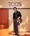 Penampilannya menjadi representasi sempurna dari visi terbaru Direktur Kreatif Matteo Tamburini yang mengedepankan kemewahan khas Italia melalui siluet bersih, material premium, dan gaya yang terasa effortless. [Dok/Tod's].