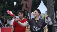 Vidio Sports Festival hari pertama resmi digelar di Plaza Timur Senayan, Jakarta, pada Sabtu (18/10/2025). Liliyana Natsir bermain bulutangkis memakai teflon dan raket nyamuk. (Bola.com/M Iqbal Ichsan)
