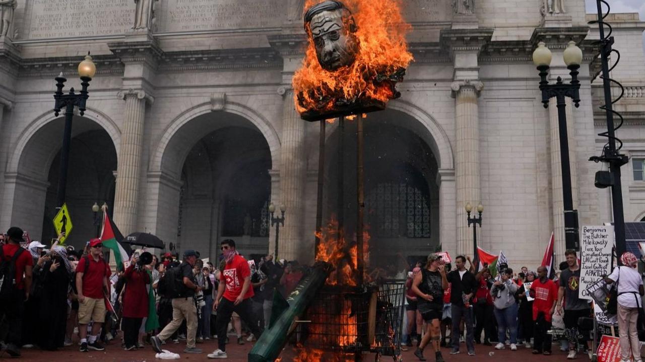 Api berkobar ketika pengunjuk rasa pro-Palestina membakar boneka PM Israel Benjamin Netanyahu di luar Union Station, dekat Gedung Capitol, Washington, Amerika Serikat, pada 24 Juli 2024. Pengunjuk rasa pro-Palestina memprotes kedatangan PM Israel Benjamin