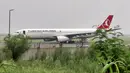 Pesawat maskapai Turkish Airlines yang terbang dari Bangkok melakukan pendaratan darurat di New Delhi, Selasa (7/7/2015). Pendaratan darurat dilakukan, karena teror bom secara tertulis di sebuah toilet pesawat. (REUTERS / Tommy Wilkes)