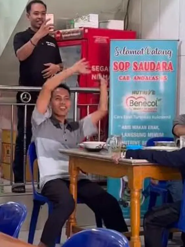 Tantri dan personil Kotak bantu pengamen (Instagram/tantrisyalindri)