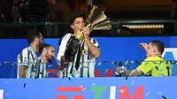 Cristiano Ronaldo mencium trofi Liga Italia di podium (AFP)