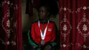 Atlet difabel lari putri Kenya, Egla Musop Jebichii berpose dengan medali yang dimilikinya usai juara di Dubai, di Iten, Kenya, (11/4). Di Iten Home banyak melahirkan atlet-atlet dunia, seperti Dennis Kimetto dan David Rudisha. (REUTERS/ Siegfried Modola)